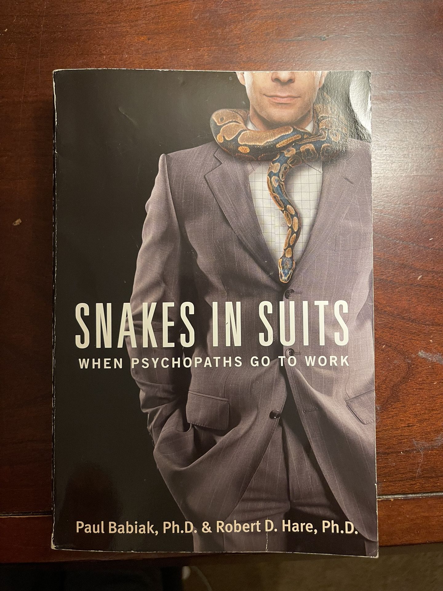 Snakes in Suits When Psychopaths Go To Work Paul Babiak, Ph.D. & Robert D. Hare, Ph.D.