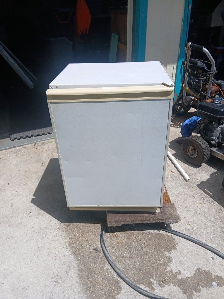 Super Cold Mini Fridge/freezer 