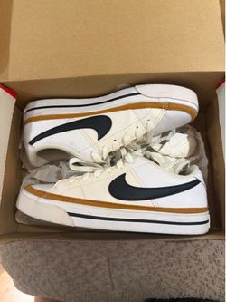 WOMAN’S NIKE COURT LEGACY