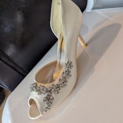 Elegant Park Ivory Women's Heels