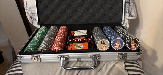 Hooters 25th silver anniversary poker set