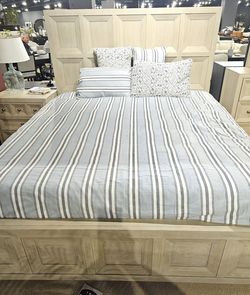 Floor Model Sale!! 4 pc King BEDROOM - Modern Classic Bedroom Set!!!