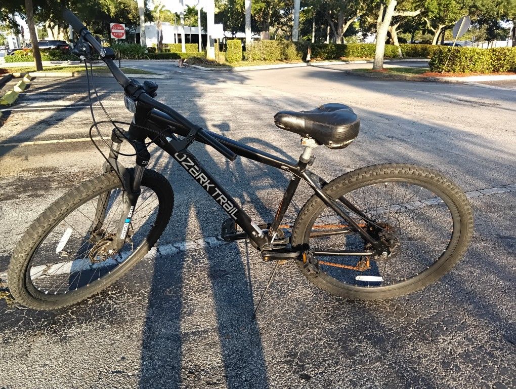 OZARK TRAIL MOUNTAIN BIKE