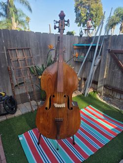 Vintage Stand-Up Bass with Old School Vibes