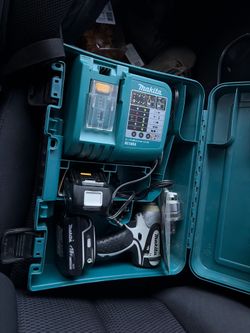 Makita 18v set, 2 batteries and charger