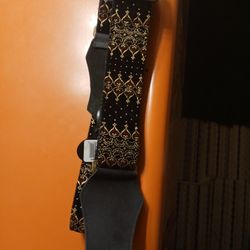 BRAND NEW GUITAR STRAP. NEVER USED.  GOOD CONDITION. 