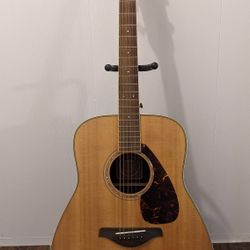 Yamaha Solid Top Acoustic Guitar 