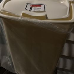 Rubbermaid  11.3 Galón Trash Can 