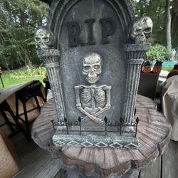 Resin Halloween RIP gravestone Used Good Cond