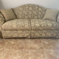 Couch 78” Long  Hardly Used  Perfect Condition 2 throw pillows 