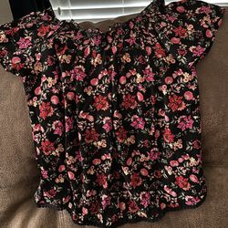 Ladies Beautiful Flowered Shirt - Size Large  