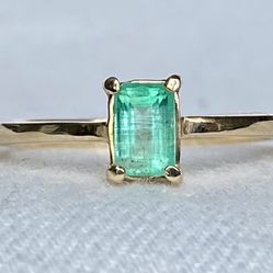 Size 7.5 , 0.6 carats Genuine Colombian emerald ring, 18K gold- 2.5 grams weight