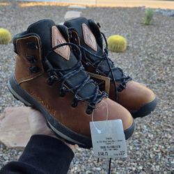 Womans Vasque St. Elias hiking boots BRAND NEW sz.7