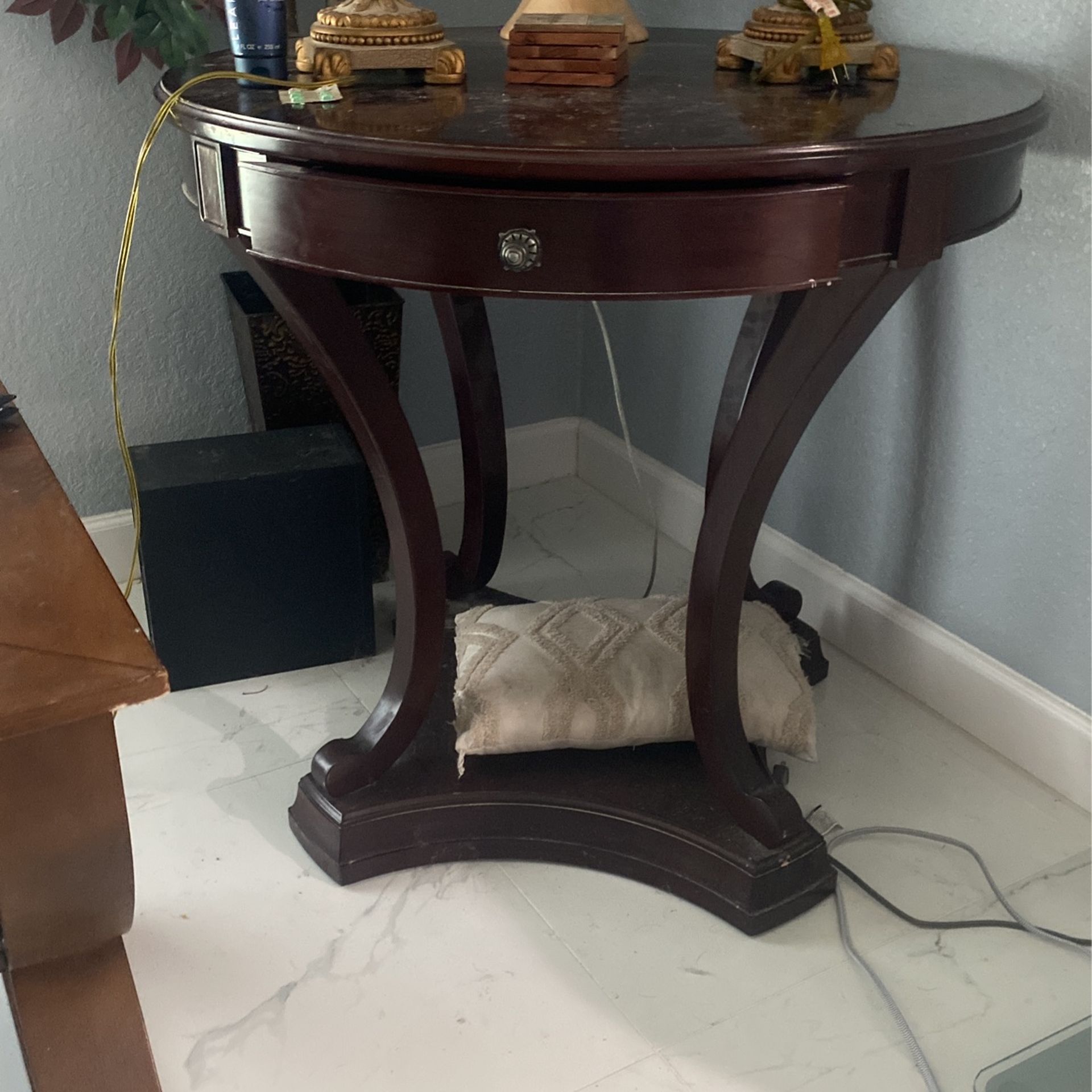 Circle Foier Table