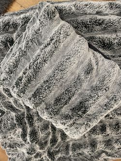 UGG Faux Fur Blanket + Matching Pillow Set – Ultra Soft & Cozy