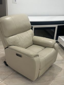 Premium Cream Leather Power Recliner – Excellent Condition