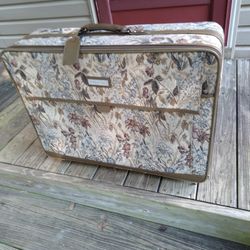 LARGE. JORDACHE. SUITCASE  VERY CLEAN  AN BIG