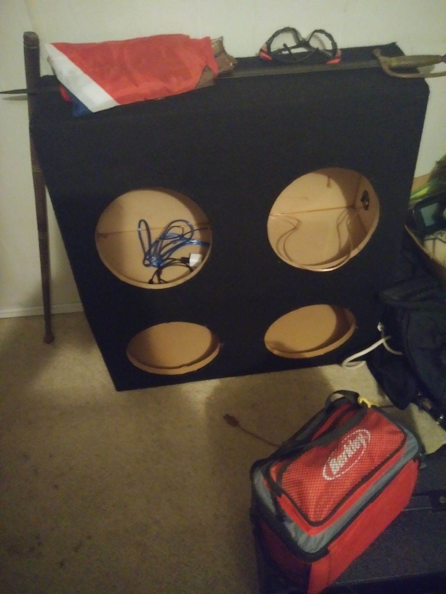 Speaker box the holds 4  10  “woofers