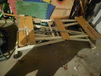 Electric lift for massage table