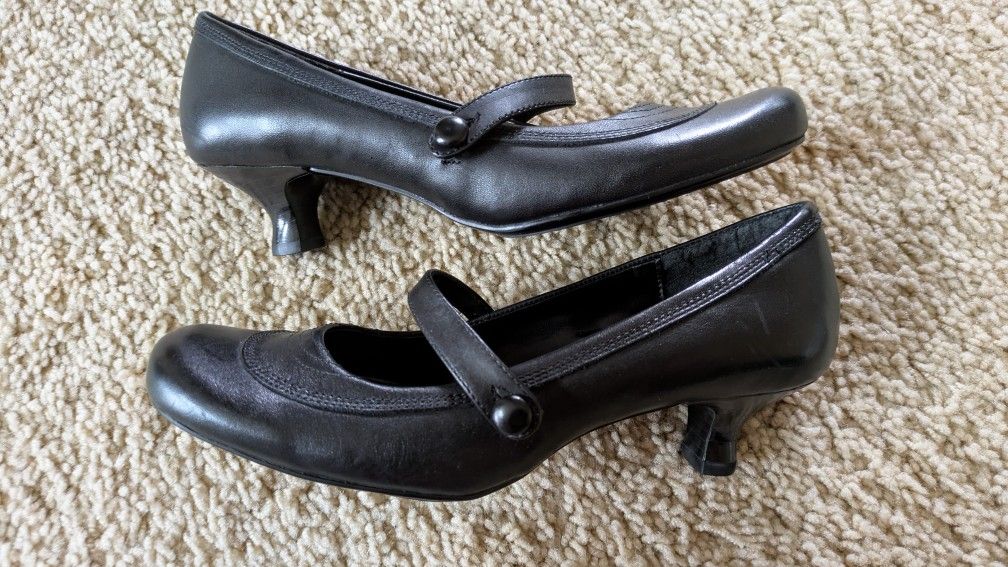 Like NEW Kenneth Cole leather Heels
