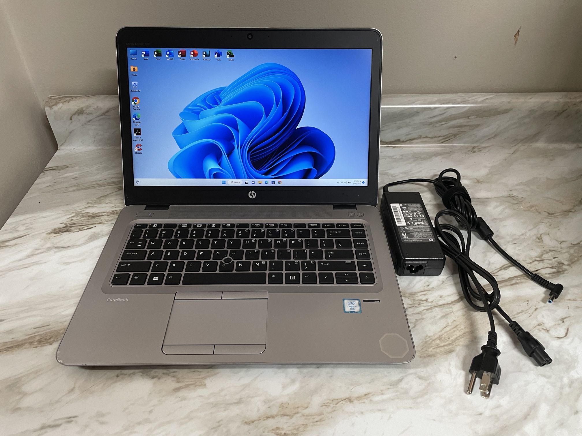 HP Elitebook 840 G3 Laptop 14" i5-6300U FHD 16GB DDR4 512GB SSD W11 pro + HP Docking Station