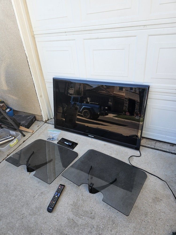 Samsung 46 Inch LCD Tv Works Good Come With Remote Control