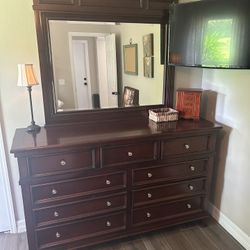 Queen bedroom set - Bed, Dresser, And Mirror