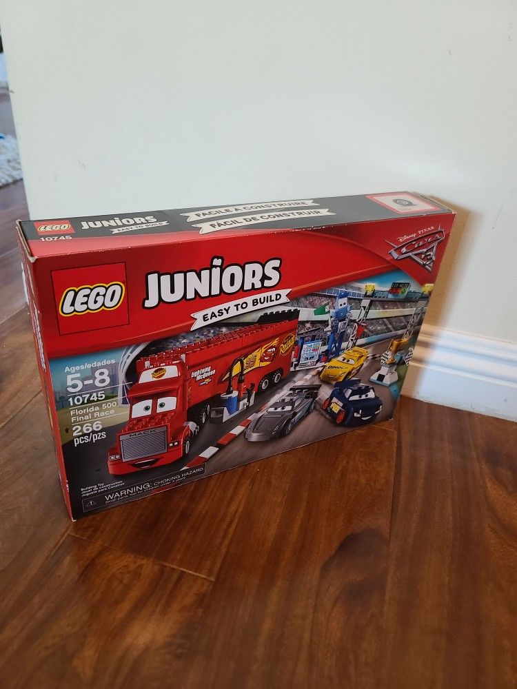 LEGO Juniors Florida 500 Final Race (set number 10745)