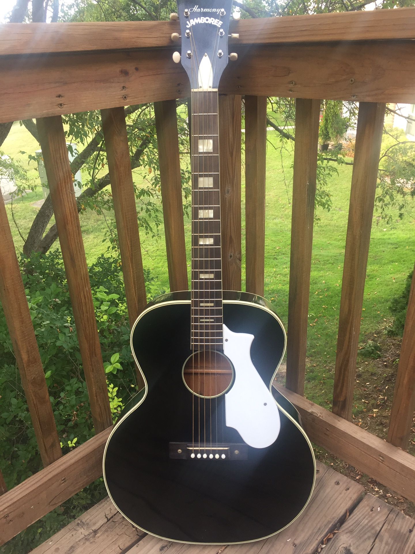 Beautiful vintage Harmony Jamboree guitar