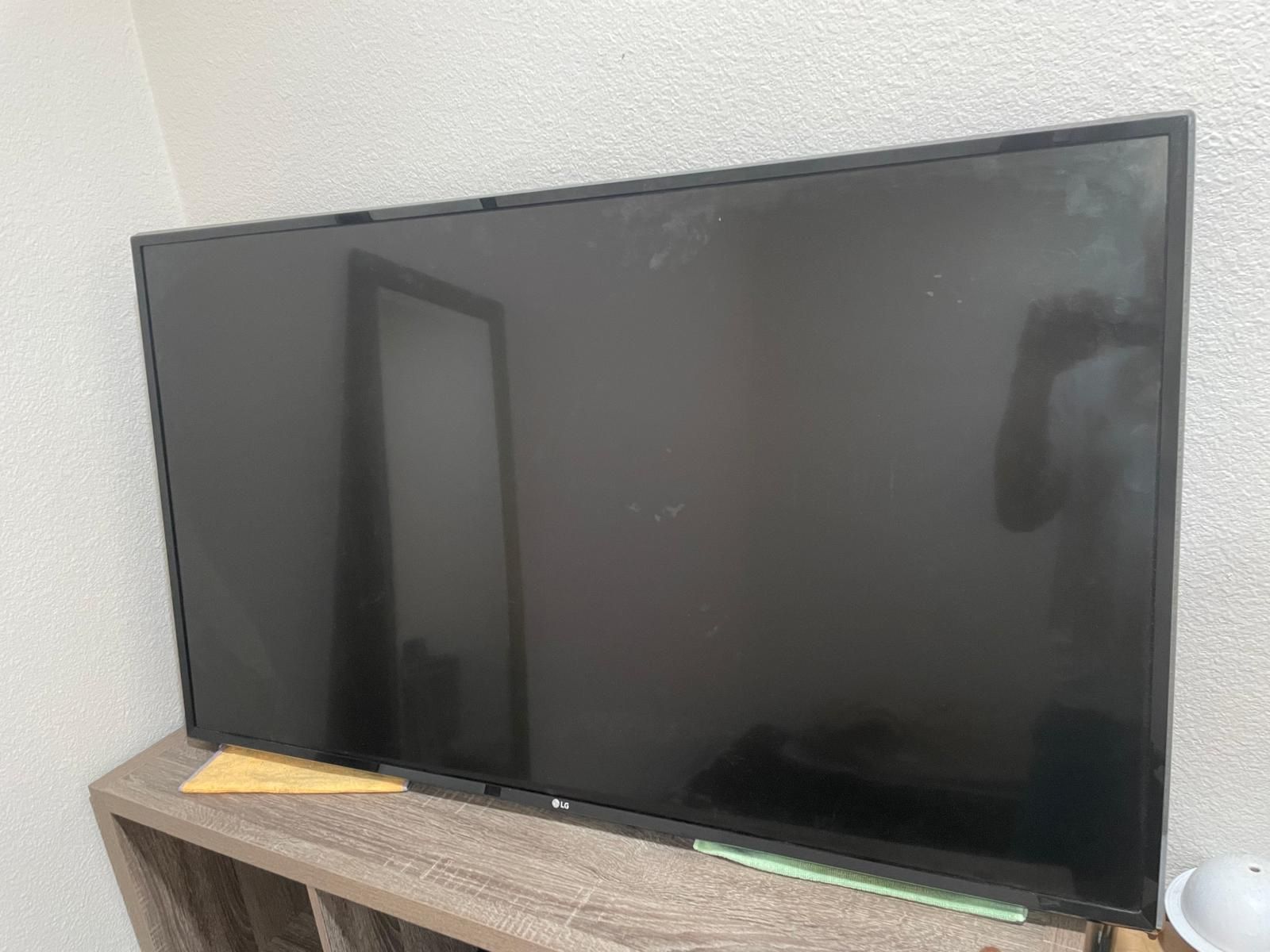 49 Inch Screen, In Excellent Condition 