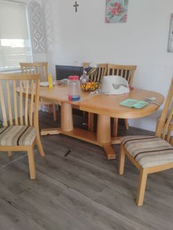 Adjustable kitchen table