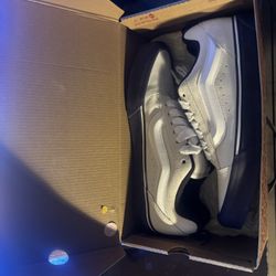 VANS KNU SKOOL SIZE 10.5 IN MEN