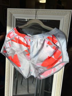 Under armour women’s shorts - m