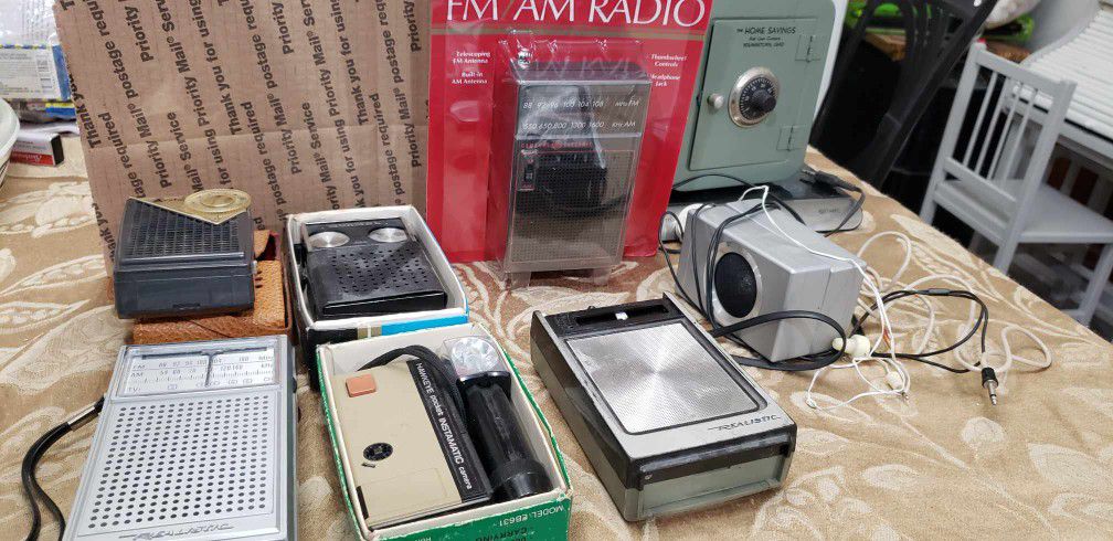 Vintage Lot of Electronics- Solid State Radios, Am/Fm radio, Camera