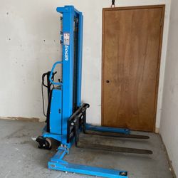Semi-electric-forklift 