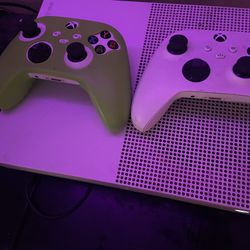 xbox one s (2 controllers)