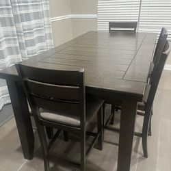 6 Pc Dining table set w/ 4 Chairs & Bench