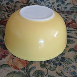 Large vintage Pyrex Bowl