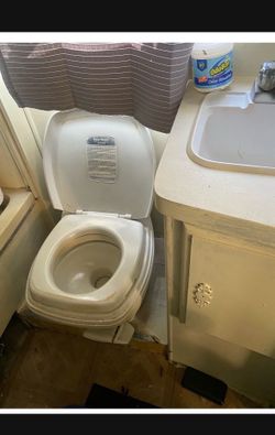 1985 Chevy motorhome RV drives everything works tax expire only last year as a shower and restroom and kitchen. Everything works. I paid extra for the