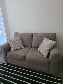 Brown Living Room Loveseat – Comfortable & Clean