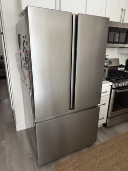 Hisense 26.6-cu ft French Door Refrigerator with Ice Maker/ water Dispenser 