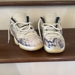 Snake Light Bone Retro 11 Low