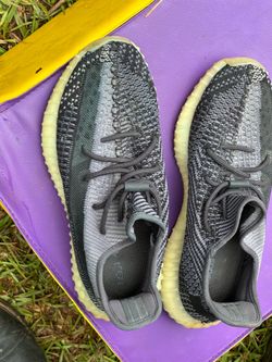 10.5 Adidas Yeezy Boost 350 V2 Carbon sneakers featuring a black and grey knit upper.