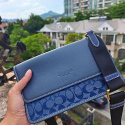 ch828, June new COACH men's Turner Flap shoulder/crossbody bag,