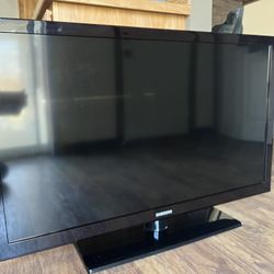 Samsung TV w/ Remote