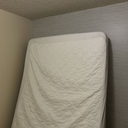 Queen Sized Mattress (Casper, Basically New, Originally 700) 