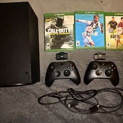 Like New Xbox Series X bundle 🎮 2 controllers • 2 rechargeable batteries • 3 games • cables included Ready to go!