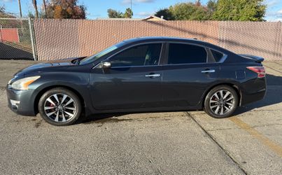 2015 Nissan Altima $4,000 (needs registration)