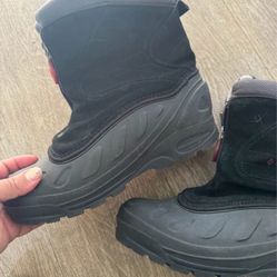 Snow Boots Colombia  Size 6