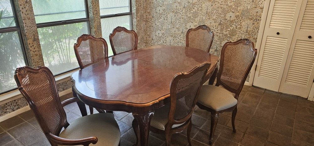DINING TABLE & 6 CHAIRS